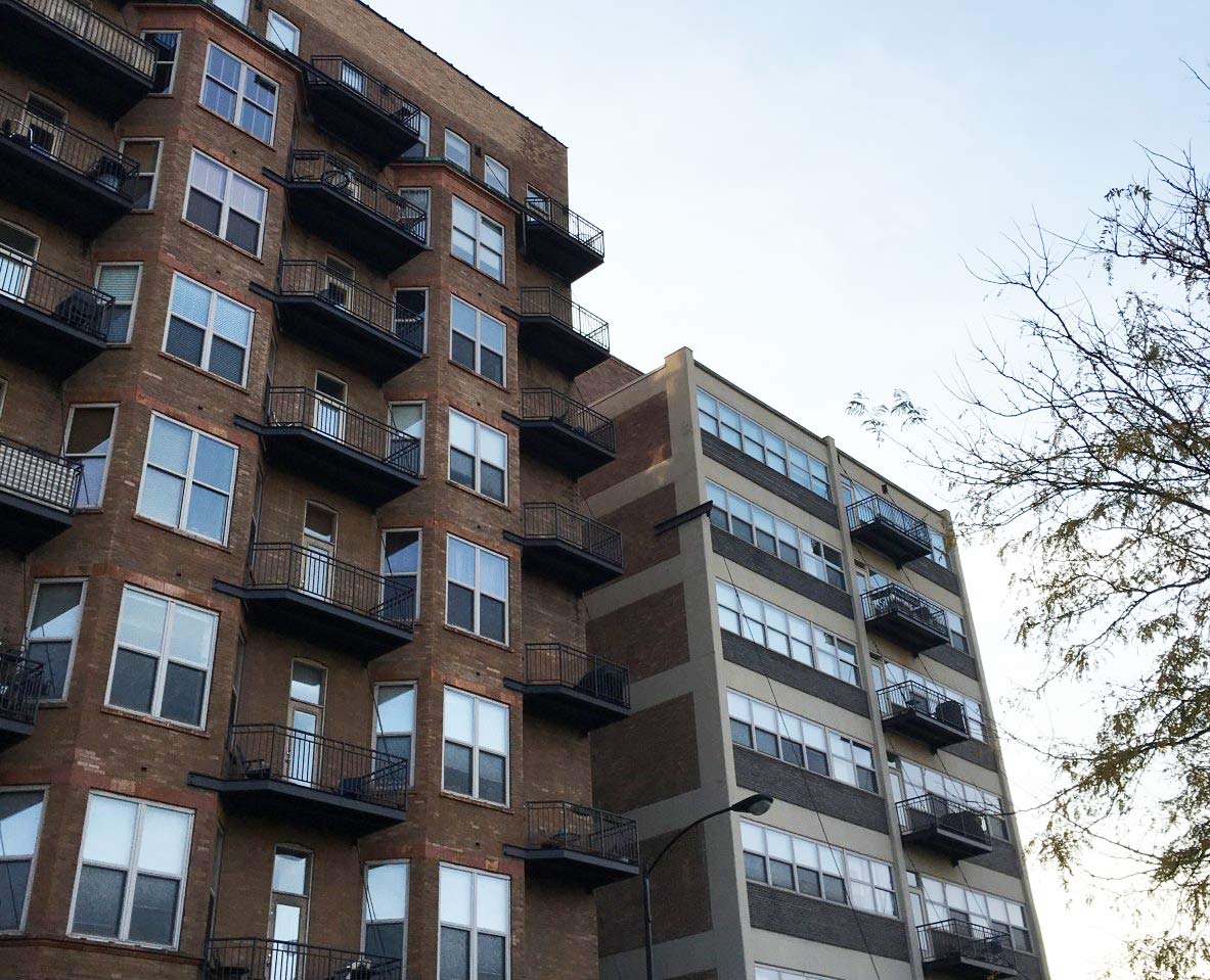 brun hög lägenhet