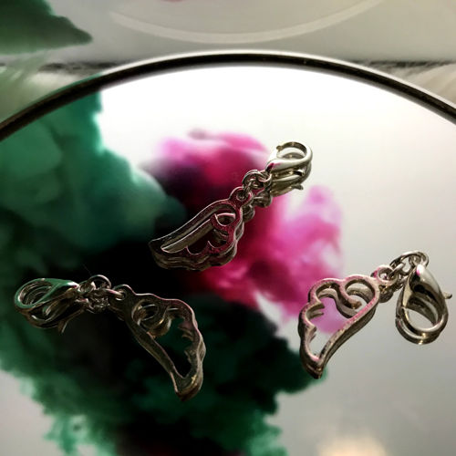 en berlock som ser ut som moln