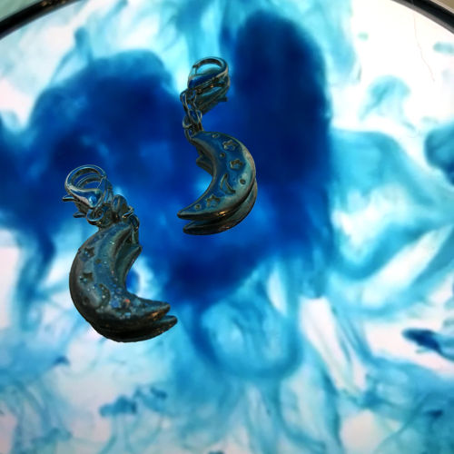 en berlock som ser ut som en måne