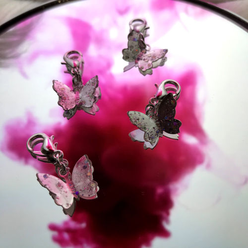 en berlock som ser ut som fjärilar