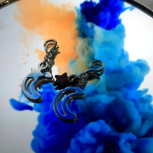 en berlock som har en måne med stjärna