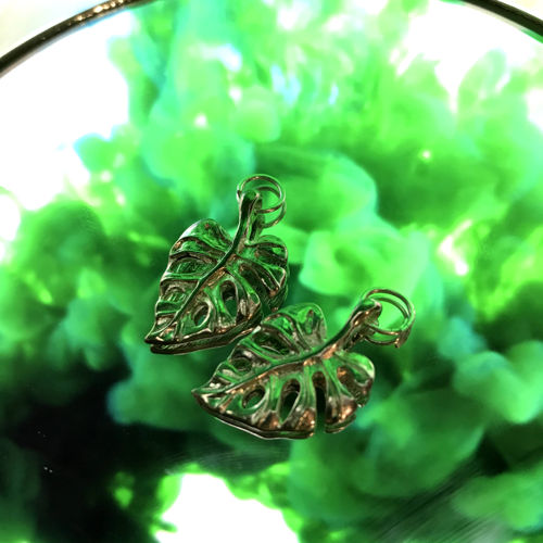 ett hängsmycke med temat blad