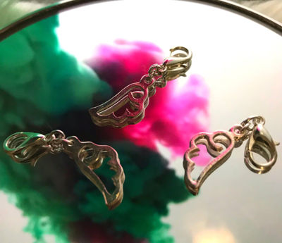 bild med rosa och grön molningt bakgrund, med ett molnsmycke ovanpå